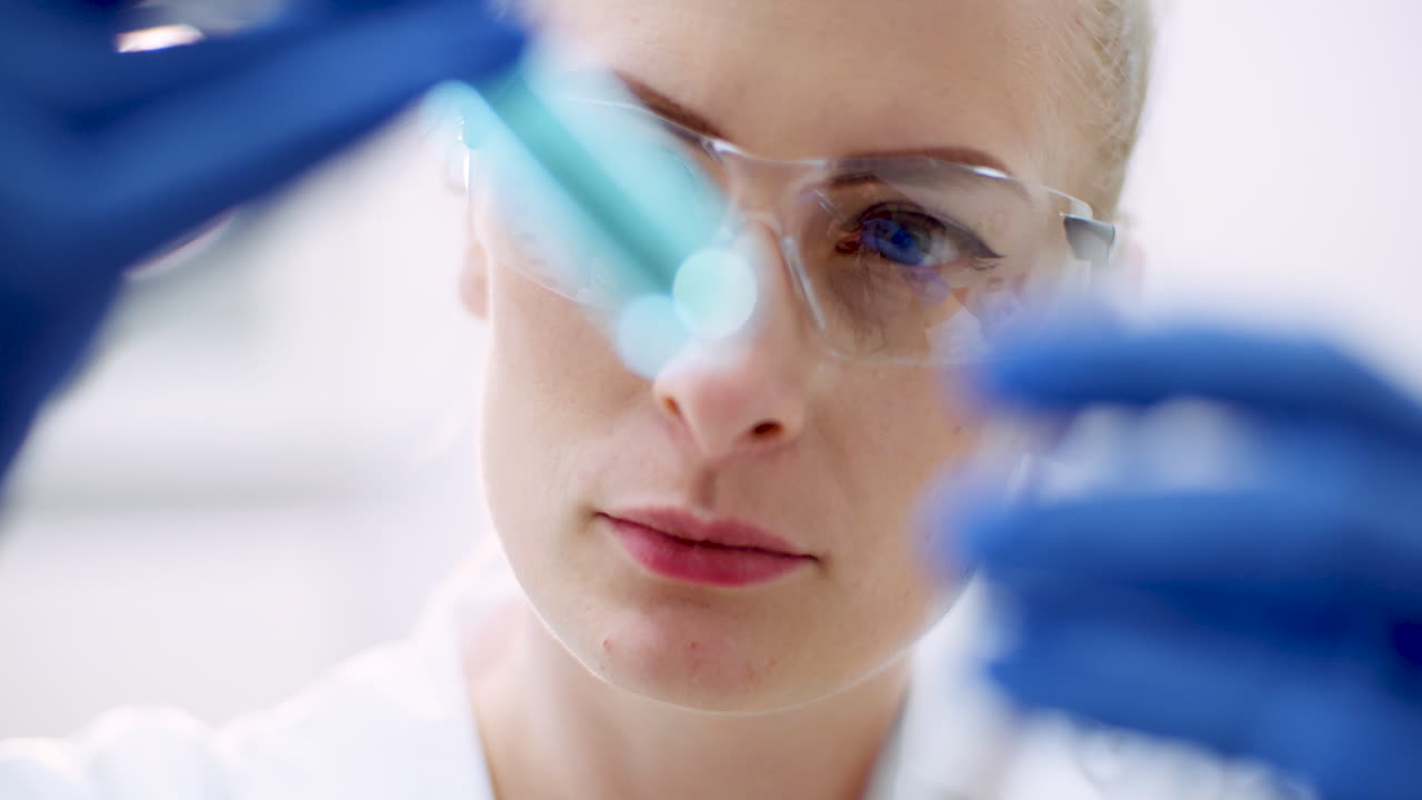 retrato de una científica con una pipeta analiza un líquido para extraer el adn en el laboratorio