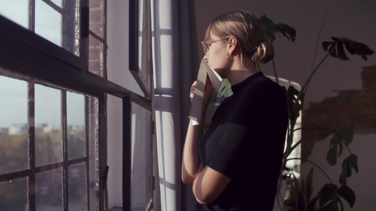 창 밖을 바라 보는 여자