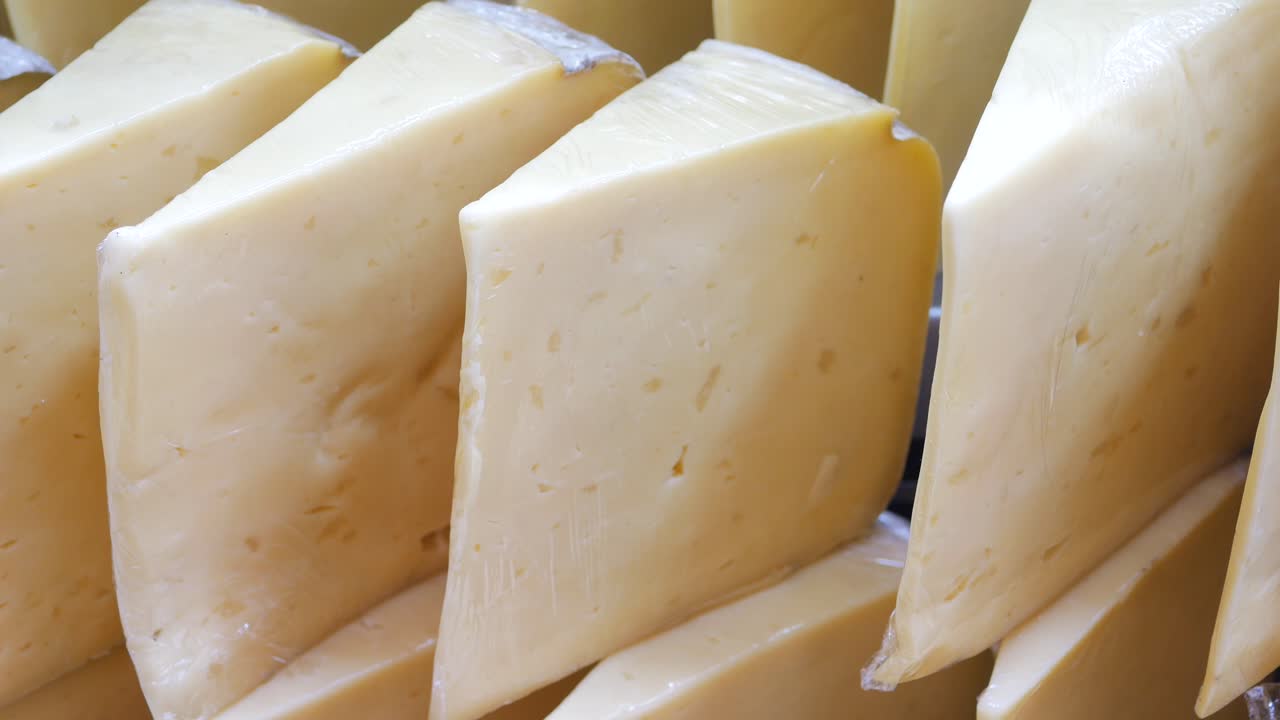 exhibición de queso en rodajas