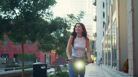 Frau-Hat-Spaß-Beim-Rollerfahren-Auf-Der-Stadtstraße.-Asiatisches-Mädchen-Genießt-Schnelle-Bewegung.