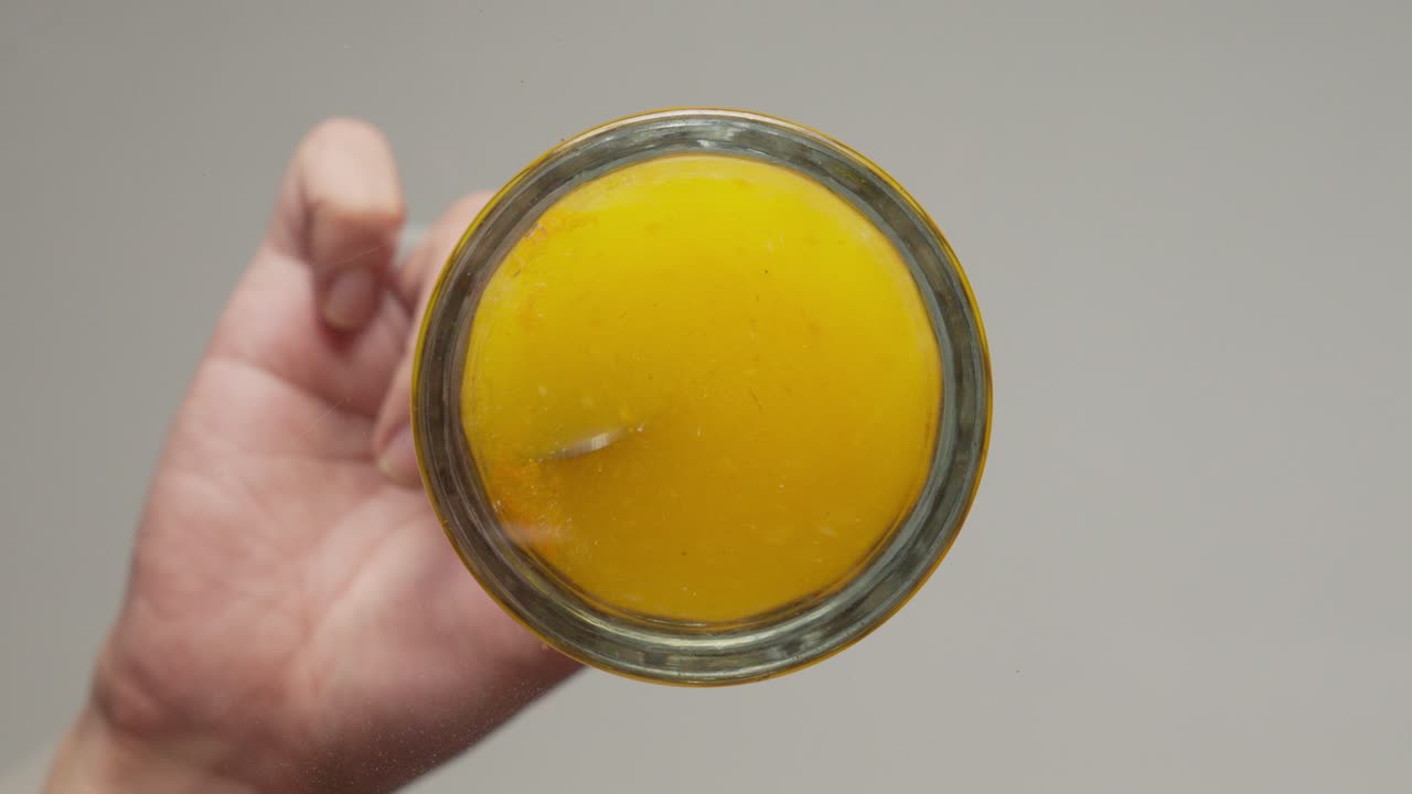 jugo de naranja en un frasco de vidrio