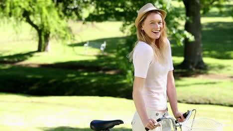 Chica-Guapa-En-Un-Paseo-En-Bicicleta-Por-El-Parque.