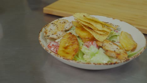 chef preparando una ensalada de pollo césar con piña