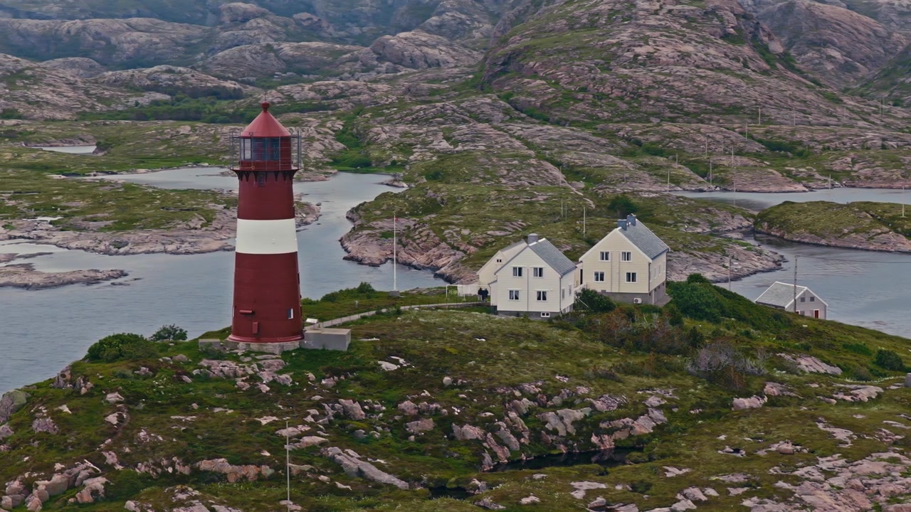 Buholmrasa Fyr over den klippefyldte kystlinje i Osen Kommune, Trøndelag, Norge. Luftfoto