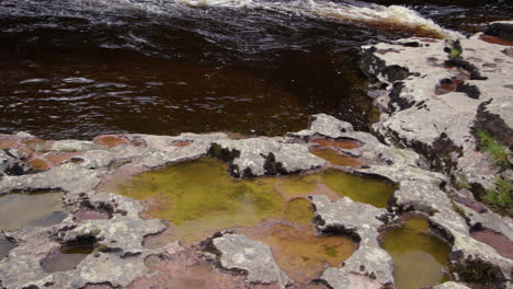 panning shot de queso suizo efecto de piedra caliza en las cataratas más bajas en aysgarth falls, yorkshire dales