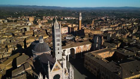 una toma aérea cinematográfica sobre siena, italia