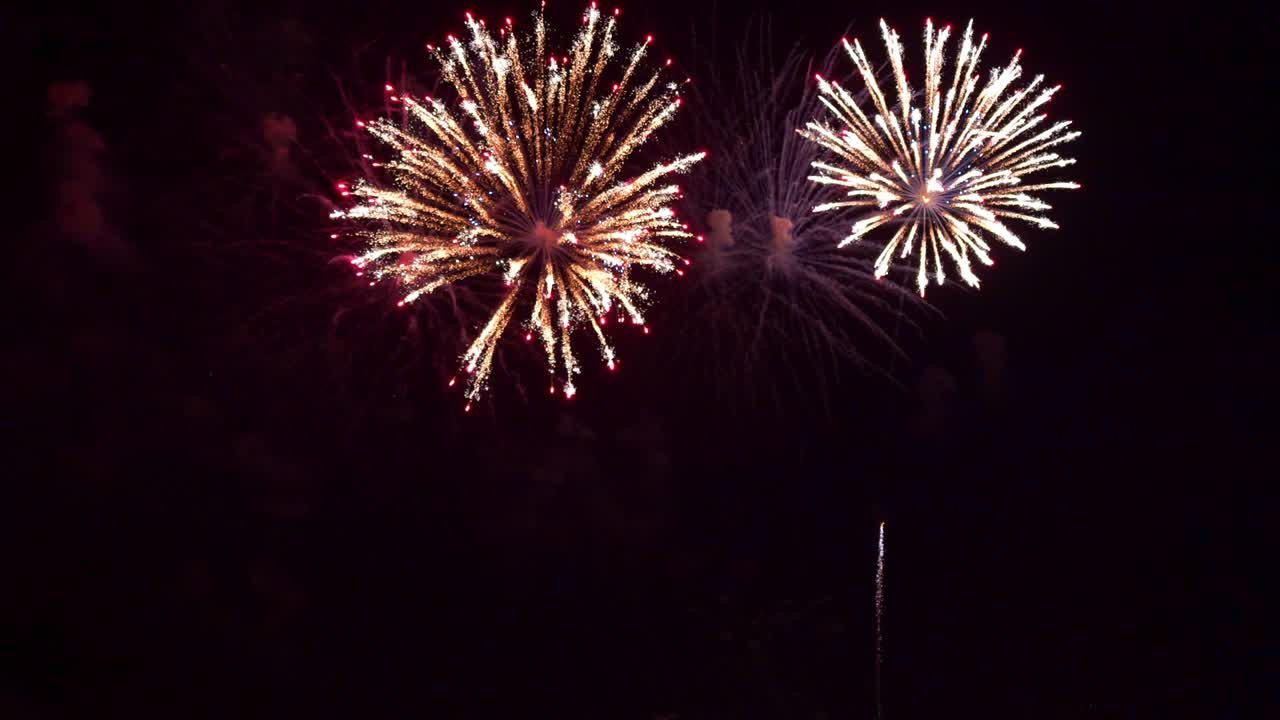 hermosa exhibición de trabajo de fuego colorido por la noche para la celebración en el festival