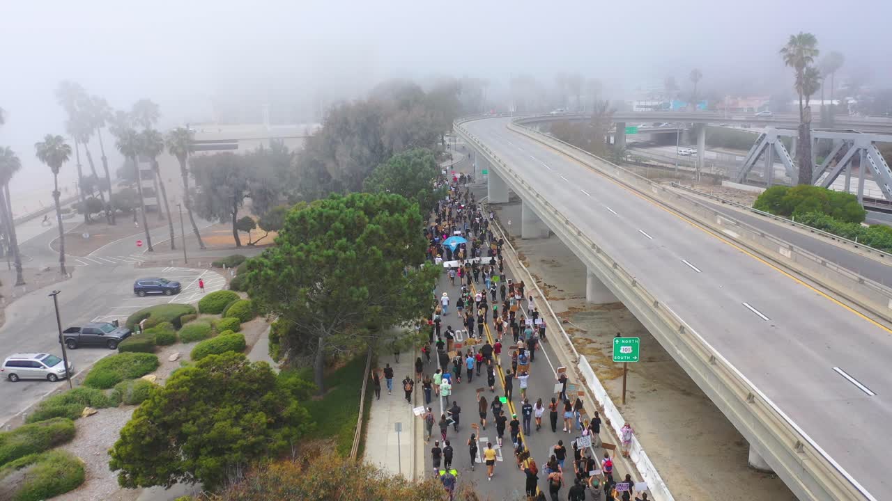 antena alta sobre grandes multitudes en la calle vidas negras importan blm marcha de protesta marchando a través de ventura california 3