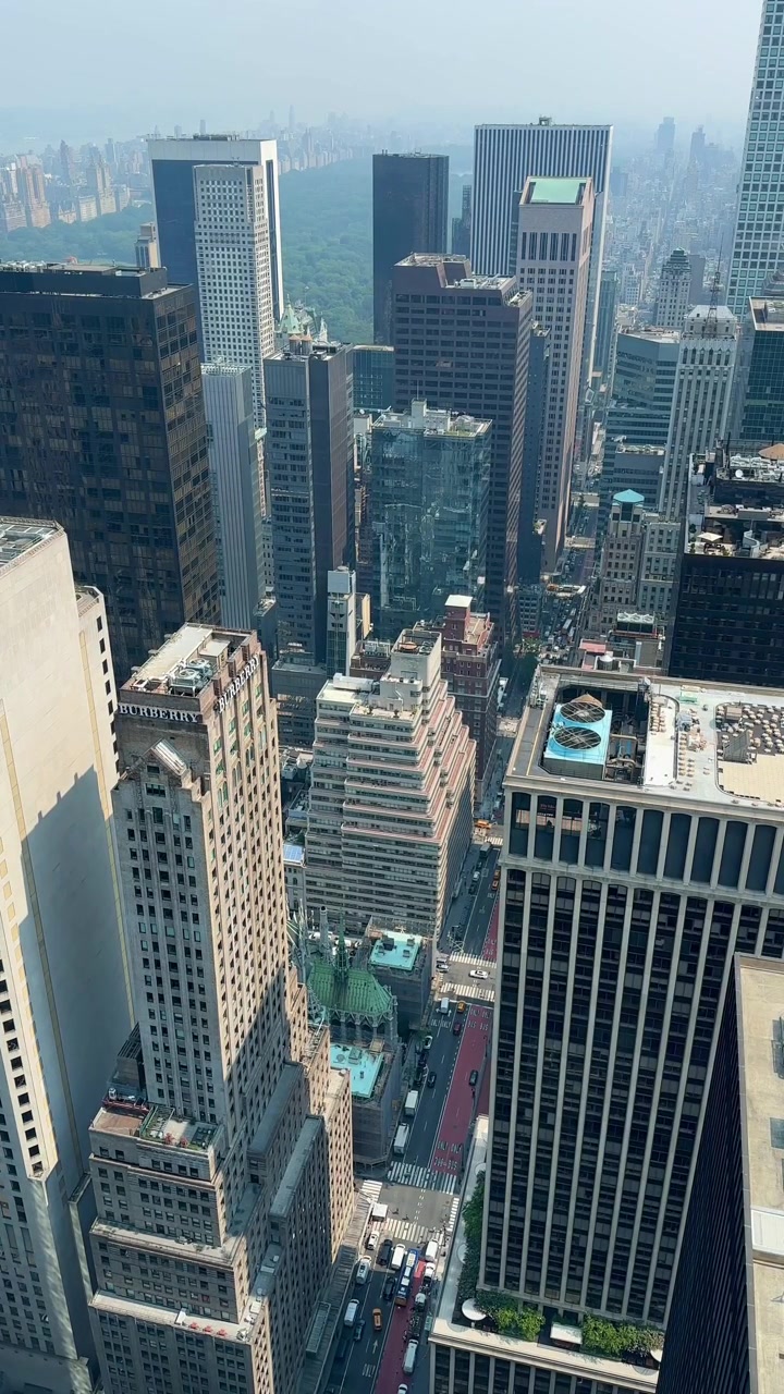 Paisagem urbana diurna de Manhattan, com arranha-céus, tráfego e a vibrante paisagem urbana, vista de cima. Ideal para temas de viagem, arquitetura, finanças e metropolitanos.