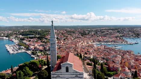 famoso monumento europeo de la iglesia en la ciudad croata de rovinj
