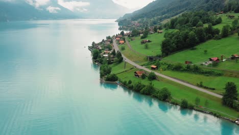 vista aérea de hermosas aguas azules en interlaken, suiza