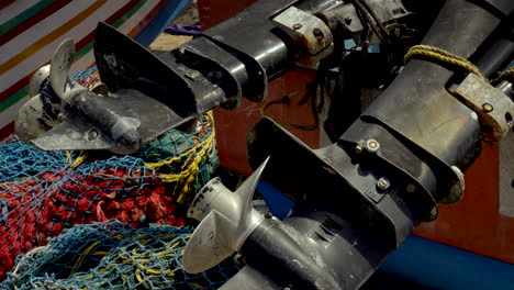 motor de un barco de pesca en el puerto de kerala