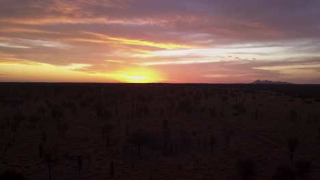 Goldener-Sonnenuntergang-Im-Australischen-Outback-Mit-Den-Olgas-Felsen-Im-Fernen-Hintergrund