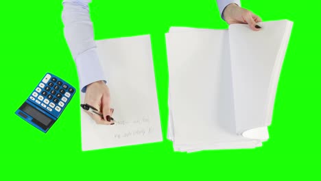 visión general de una mujer de negocios que calcula
