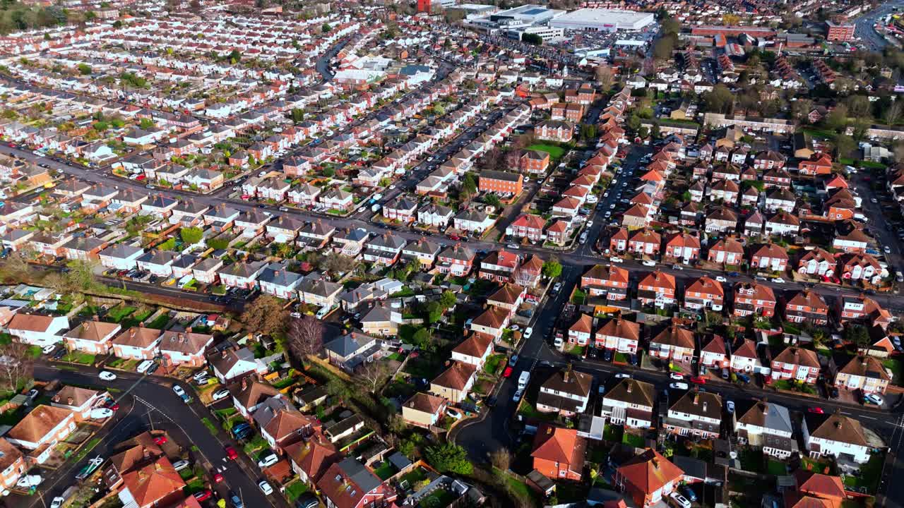 Scatto aereo con drone dall'alto sull'area residenziale suburbana di Millbrook a Southampton al tramonto, con alberi, case e natura circostanti. Scattato in inverno con traffico e auto che percorrono le strade.