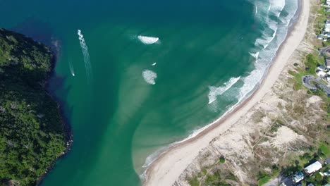 Draufsicht-Auf-Hauturu-Island-Und-Whangamata-Beach-Auf-Der-Nordinsel-Neuseelands