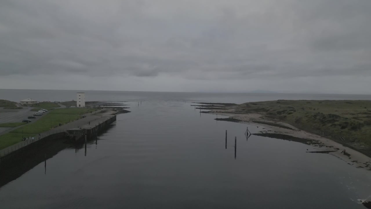 En bro en gang sterk, nå revet fra hverandre, struktur ødelagt, tapt i hjertet