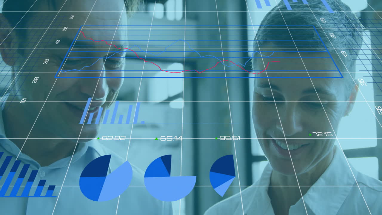animación de gráficos, círculos de carga, cambios de números sobre compañeros de trabajo caucásicos discutiendo informes
