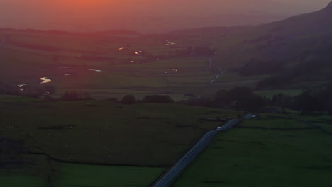 estableciendo una toma de avión no tripulado de una furgoneta blanca en la b6255 al atardecer en yorkshire dales