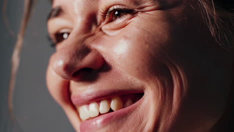 retrato en primer plano de una mujer sonriente