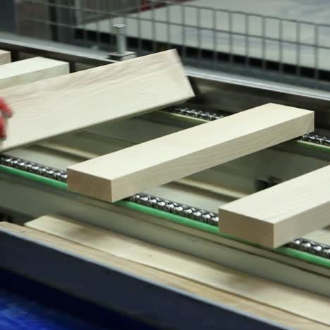 línea de producción en una fábrica de carpintería