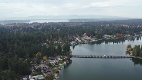 Vehicles-Crossing-Lake-Steilacoom-Through-Interlaaken-Bridge-In-Lakewood,-Washington,-USA