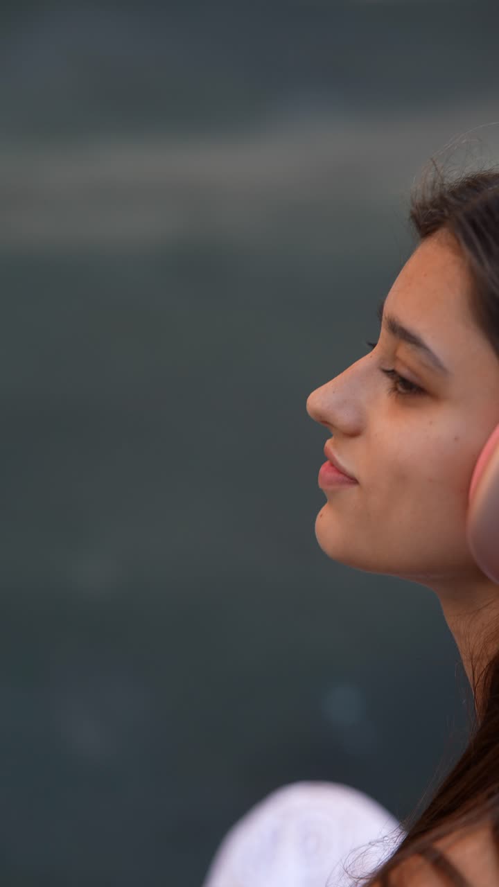 mujer joven escuchando música con auriculares