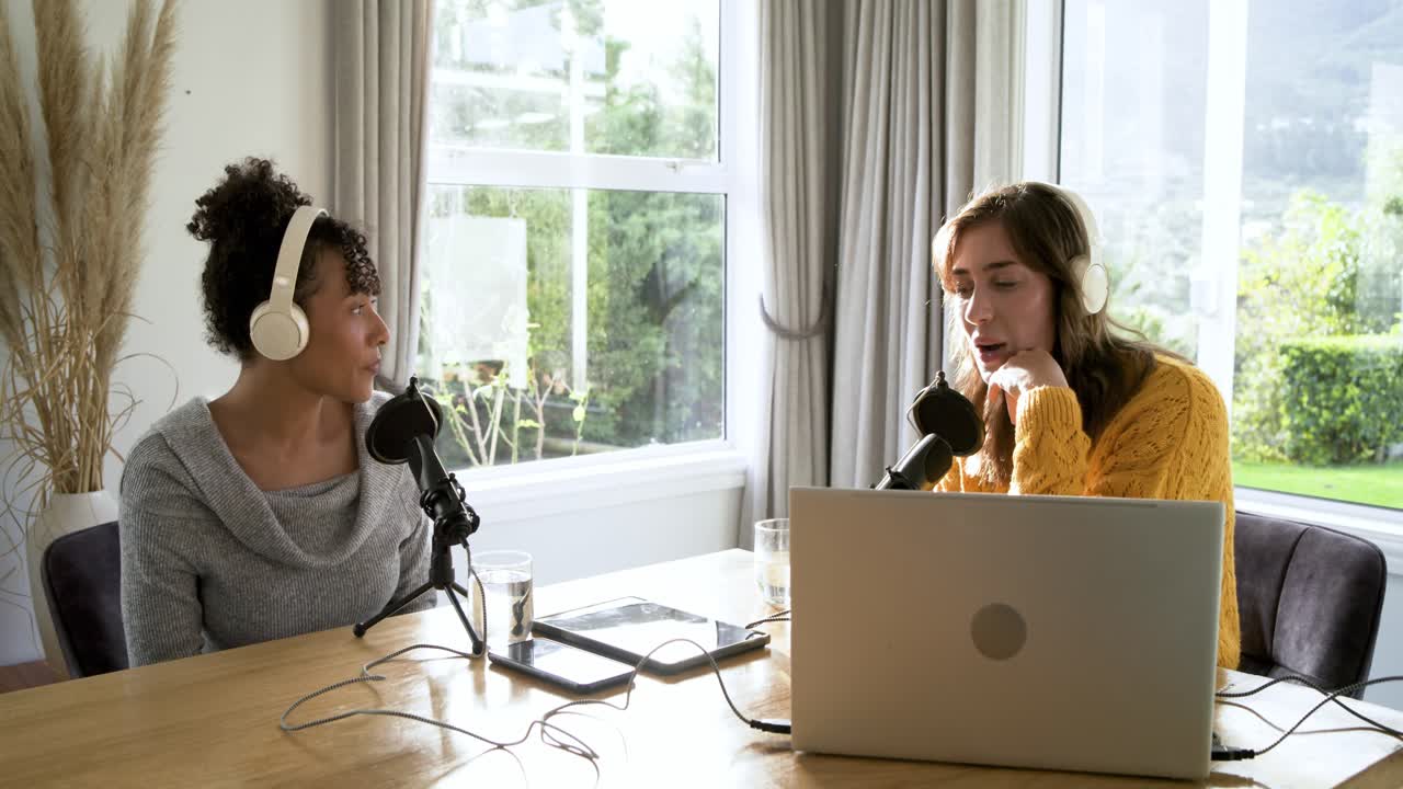 Diverse weibliche Podcast-Moderatorinnen beginnen Diskussion durch Sprechen in Mikrofone und beenden die Sendung im Studio