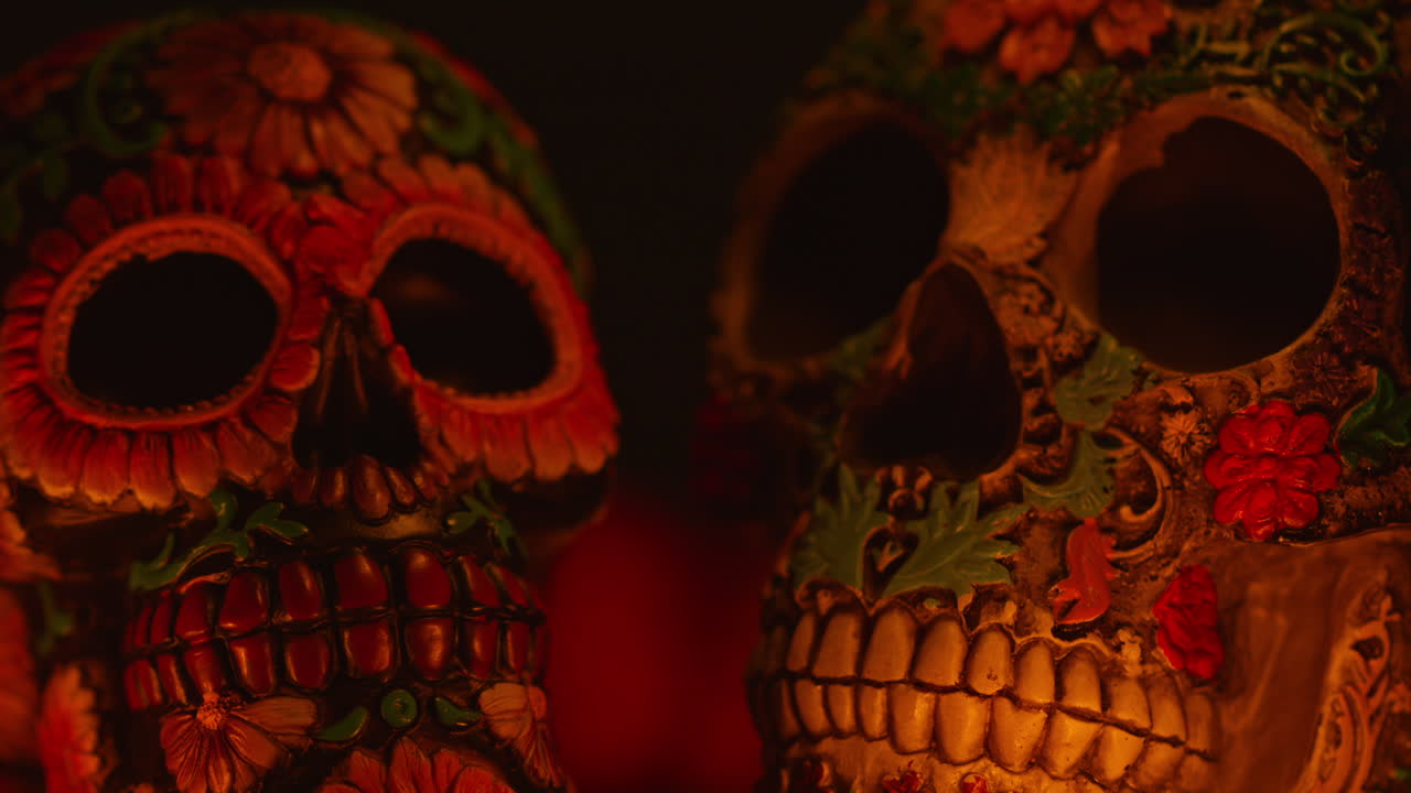 cerca de la naturaleza muerta de cráneos decorados celebrando la fiesta mexicana de dia de muertos o día de los muertos 2