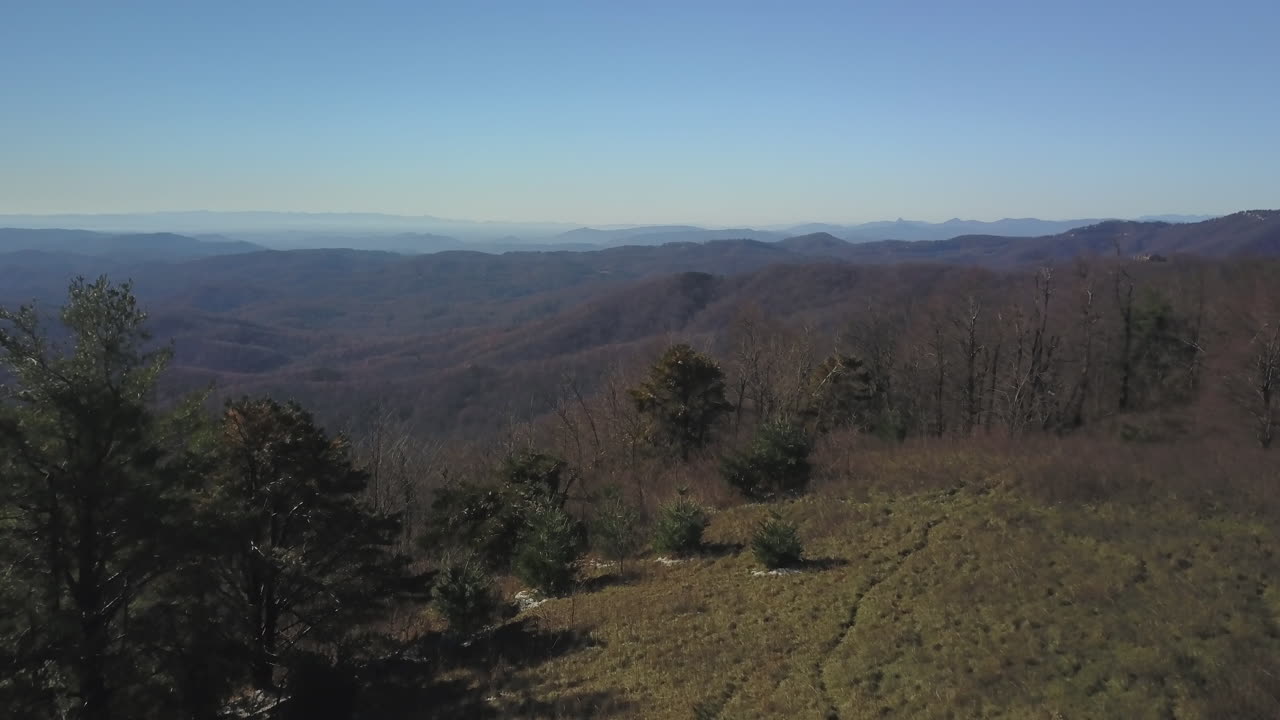 mavic pro drone vuela hacia el sur en un frío día de invierno en el condado de watauga, carolina del norte