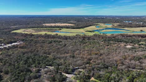 bosques arbolados y humedales en el oeste de texas, estados unidos