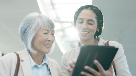 Gente-De-Negocios,-Hablando-Y-Mujeres-Con-Una-Tableta