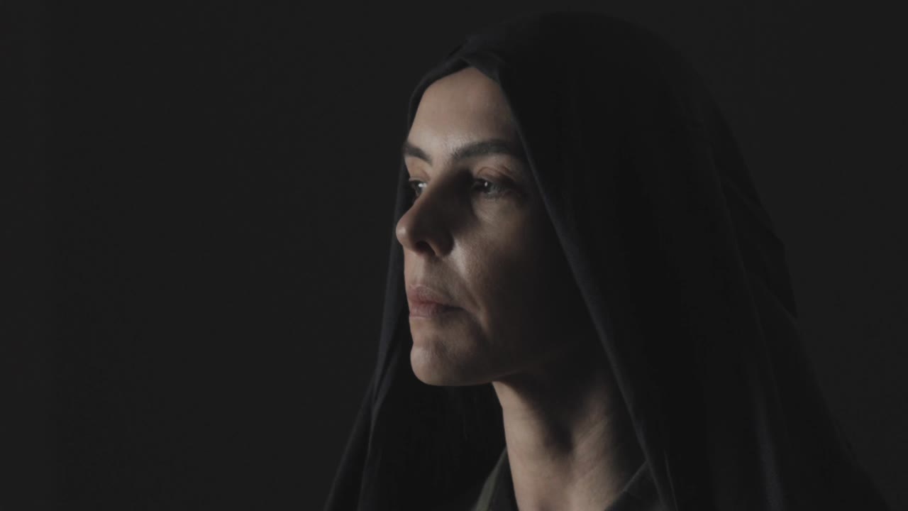 mujer musulmana se pone el pañuelo o el hijab en la oscuridad