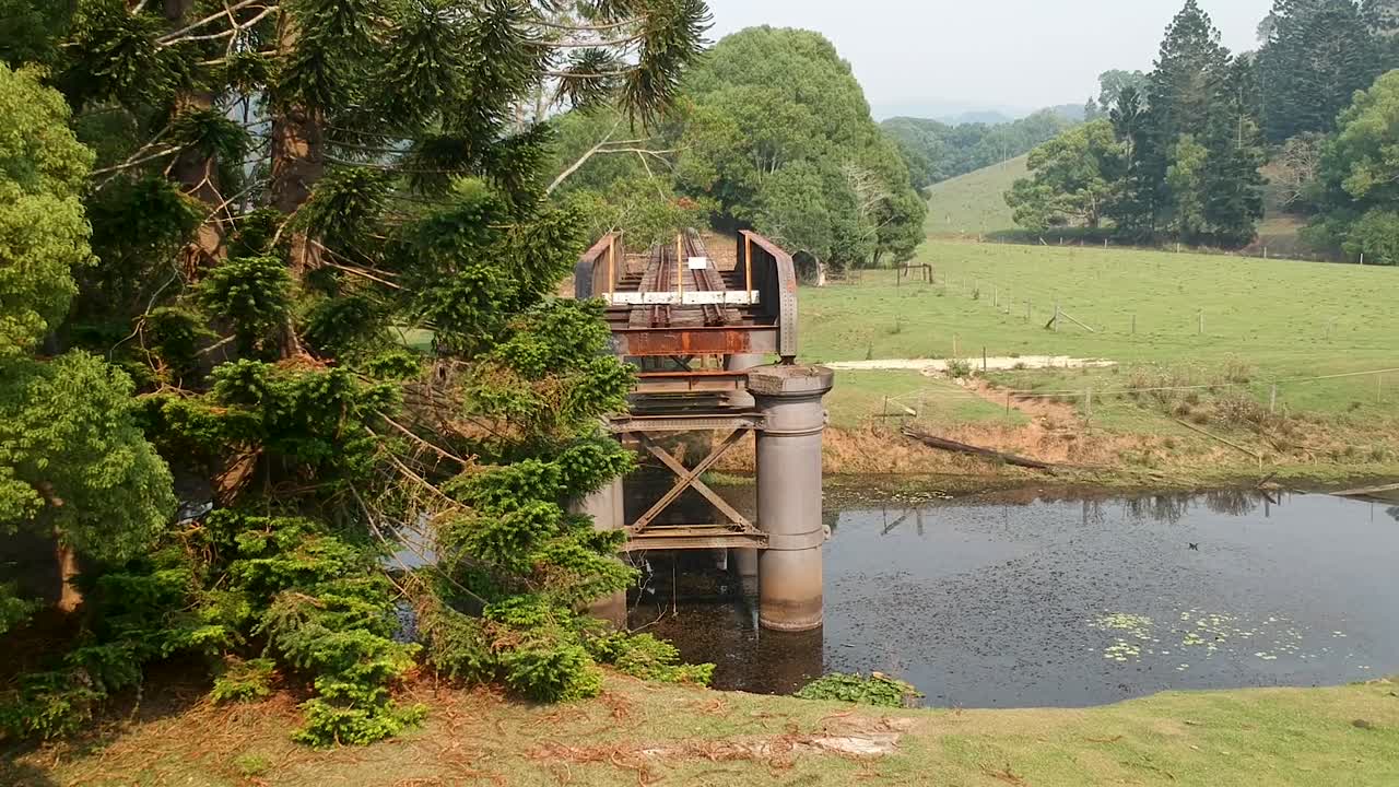아웃백 가축 농장의 작은 강을 가로지르는 오래되고 썩어가는 철교