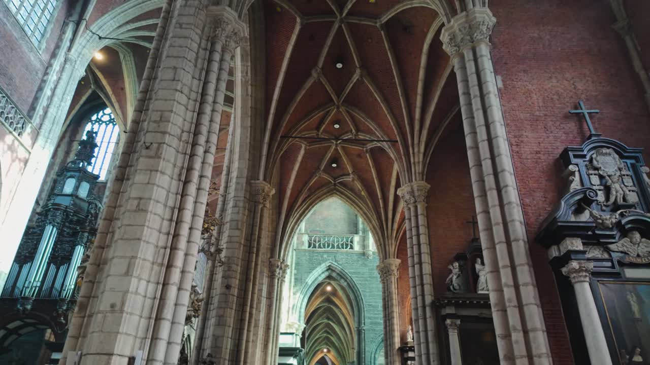 세인트 바보 대성당의 놀라운 구부러진 천장과 복잡한 조각은 겐트의 고 건축의 아름다움을 포착합니다.