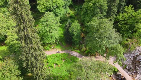 Toma-De-Drones-De-Una-Pequeña-Carretera-De-Pueblo-En-El-Valle-De-Sainj-En-Himachal-Pradesh-Cerca-De-Manali,-Kasol