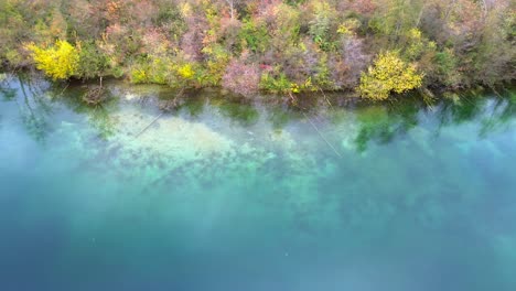 imagens aéreas de drone 4k da costa do lago de outono
