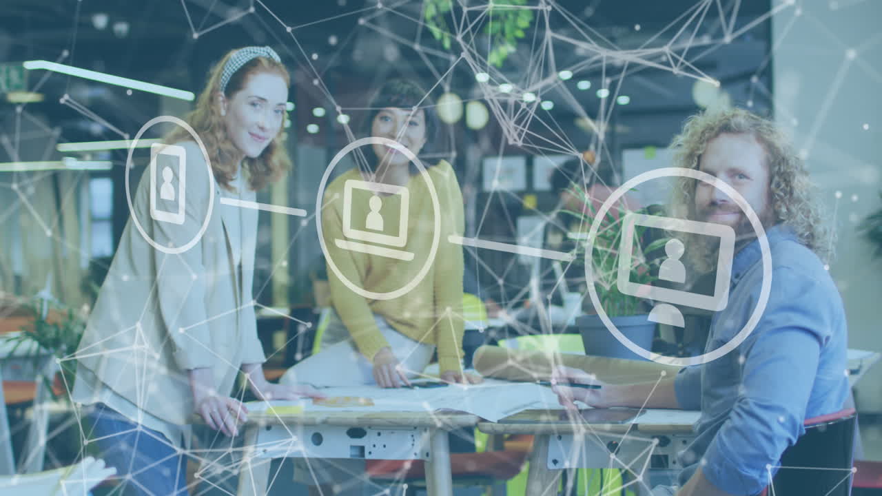 анимация сети связей с иконами над различными деловыми людьми, работающими в офисе