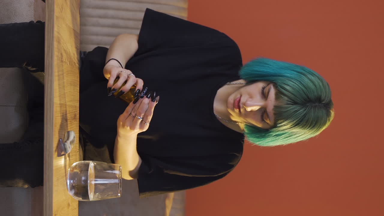 vídeo vertical de la joven que quiere suicidarse tomando pastillas.