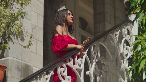 En-El-Corazón-De-Los-Laberínticos-Pasillos-De-Un-Castillo-Caribeño,-Una-Joven-Con-Un-Vestido-Carmesí-Llama-La-Atención.