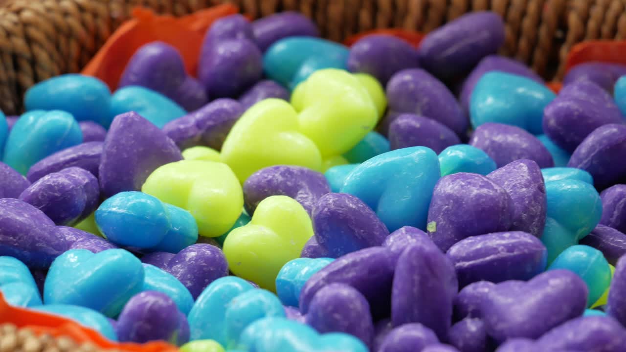 바구니 에 있는 다채로운 심장 모양 의 비누 의 종류