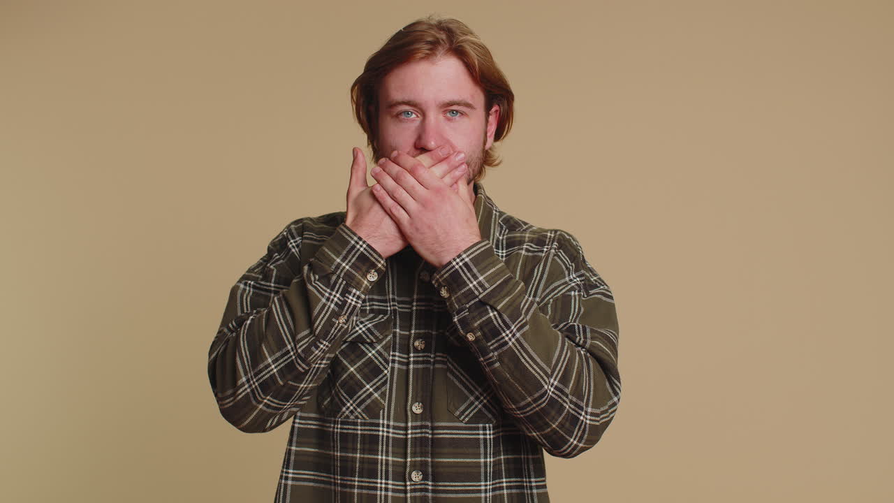 asustado asustado joven cerrando la boca gestos no, negándose a decir terrible secreto, la verdad