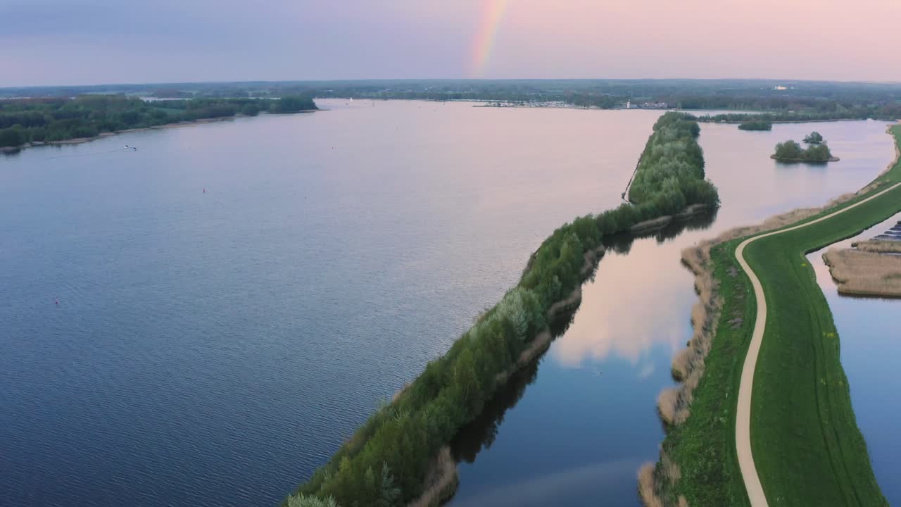 Drone aereo in volo in avanti sopra le dighe a polder ad Arkemheen, Paesi Bassi.