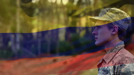 animación de la bandera de colombia ondeando sobre el soldado caucásico saludando