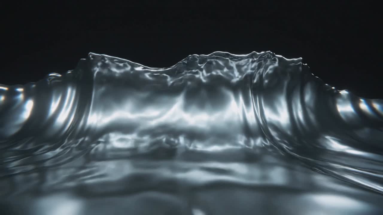 Superficie liquida lucida che sale formando una cresta da un impulso centrale contro un vuoto scuro, con increspature e bagliori