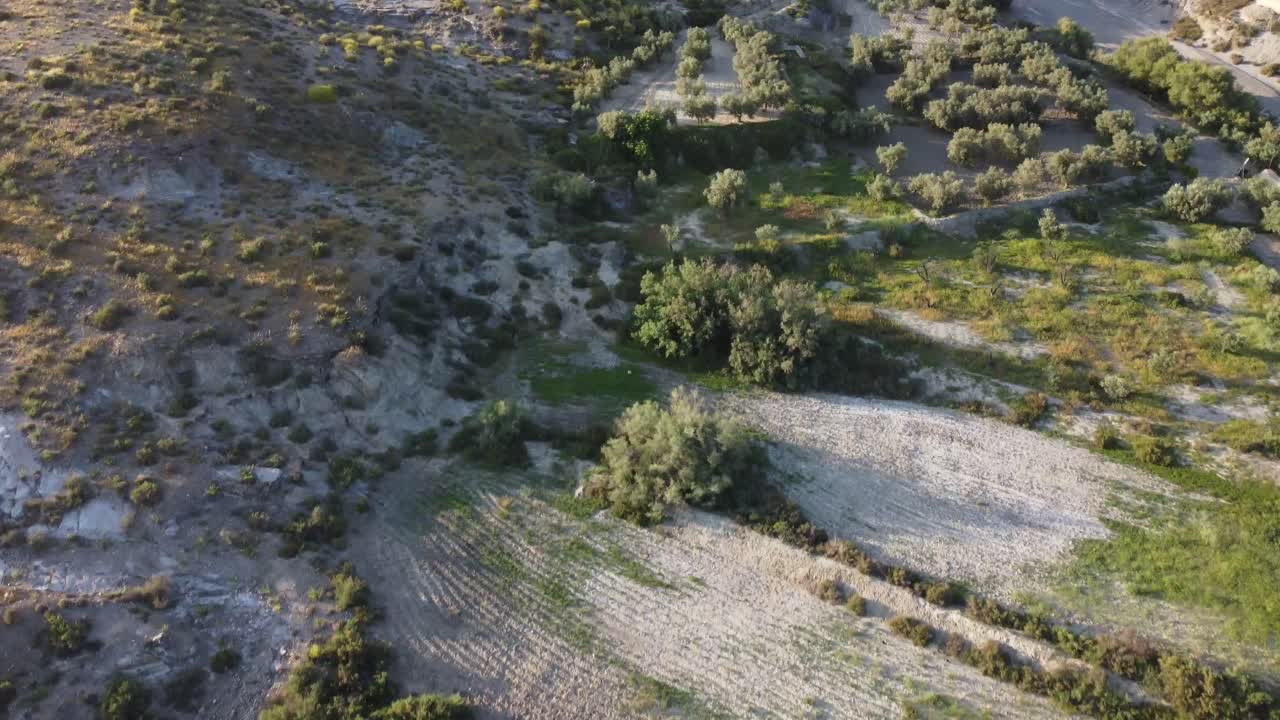 volando sobre el desierto de tabernas mientras panorámica durante la hora de oro