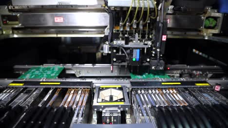 Montage-Der-Motherboard-Komponenten-An-Der-Maschine,-Nahaufnahme-Des-Inneren-Der-Maschine