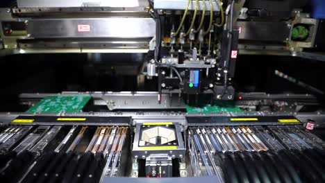 ensamblar los componentes de la placa base por la máquina, dentro de la máquina de cerca