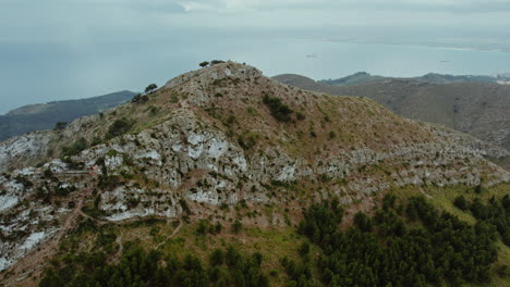 Bedeckter-Himmel-Unter-Den-Berggipfeln-Von-Talaia-D&#39;Alcúdia-Mit-Blick-Auf-Punta-De-S&#39;-Almadrava-Auf-Den-Inseln-Mallorcas,-Spanien---Luftaufnahme