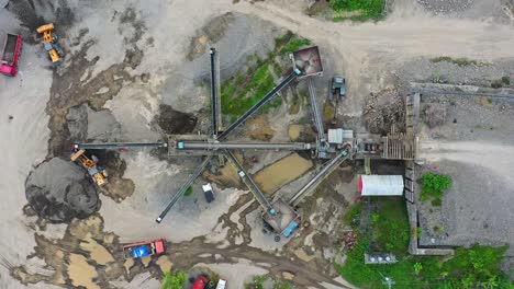 vista superior del transportador de una máquina de equipo pesado en una cantera para minería de grava en el sur de la provincia de leyte, filipinas